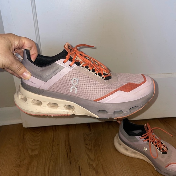 On Cloud Running Shoes - Picture 5 of 7